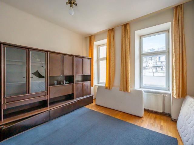 NEU+ 3 Zimmer Altbauwohnung mit bewilligter Balkonoption nahe Hannovermarkt – sanierungsbedürftig