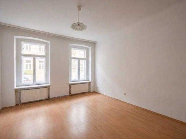 NEU+ 1 Zimmer Altbau Wohnung renovierungsbedürftig, viel Potenzial!
