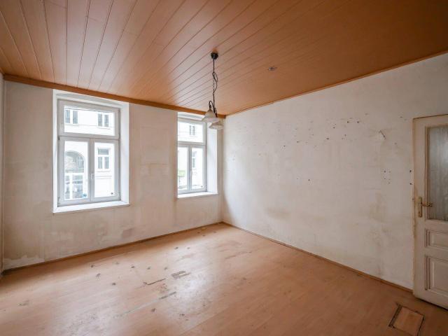 NEU+ 2 Zimmer Altbau Wohnung renovierungsbedürftig, viel Potenzial!