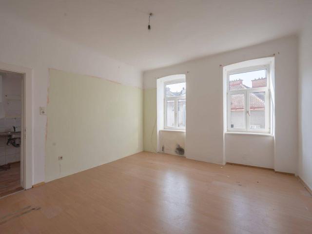 NEU+ 2 Zimmer Altbauwohnung in attraktiver Lage sanierungsbedürftig