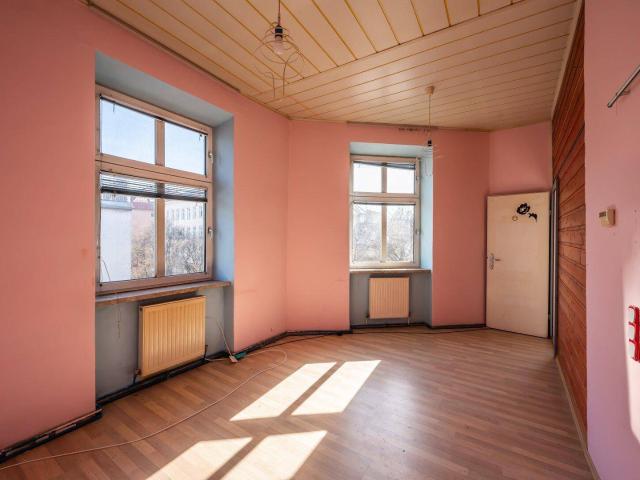 NEU+ Altbau mit Charme & Sanierungspotenzial – 2 Zimmer