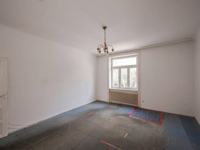 NEU+ Altbau mit Potenzial – sanierungsbedürftige 2 Zimmer Wohnung