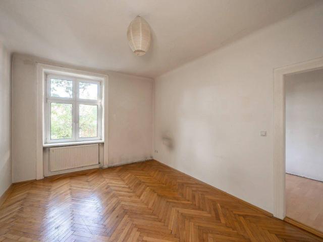 NEU+ Altbau mit Potenzial – sanierungsbedürftige 2 Zimmer Wohnung