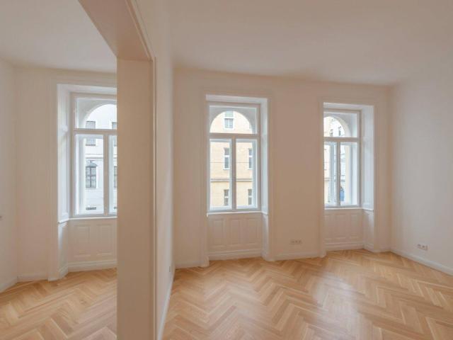 NEU+ Außergewöhnlich generalsanierte 4 Zimmer Altbauwohnung hofseitiger Balkon