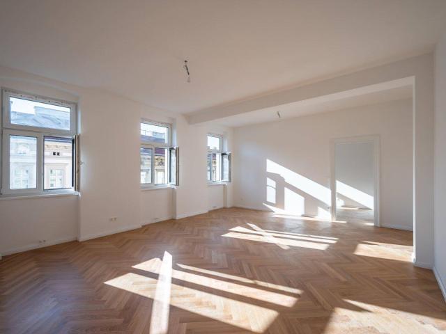 NEU+ Außergewöhnliche generalsanierte 4 Zimmer Altbauwohnung mit Balkon