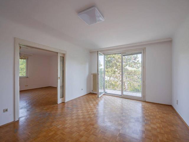 NEU+ Blick ins Grüne: 4 Zimmer sanierungsbedürftige Neubau Wohnung mit Balkon in TOP Lage mit Garage!