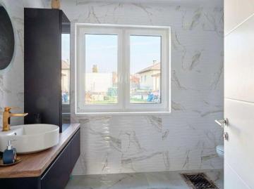 Neu gebautes Einfamilienhaus mit Doppelgarage und zusätzlichem Home Office/Büro
