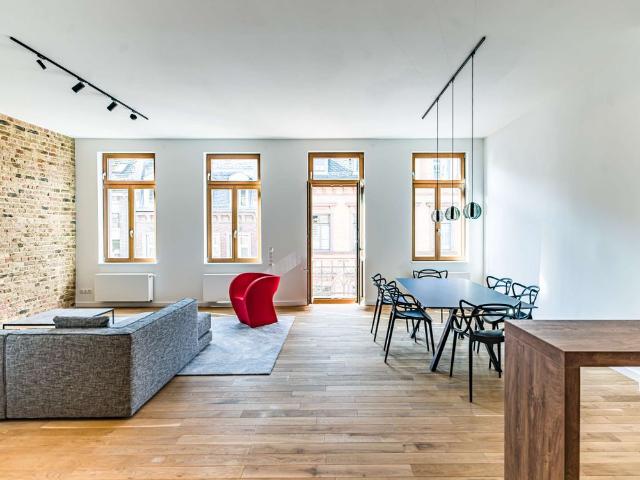 NEU! GROSSZÜGIGES ALTBAU WOHNEN – MODERN, ZENTRAL, CHARMANT !