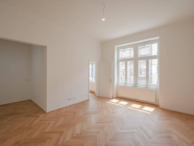 NEU+ Großartige generalsanierte 2 Zimmer Altbauwohnung hofseitig mit Balkon
