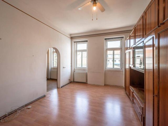 NEU+ Große 4 Zimmer Altbauwohnung mit ca. 7 m² Balkon – Viel Platz & Potenzial!