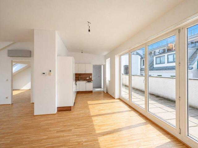 NEU+ Draußen durchatmen! 3 Zimmer Dachgeschosswohnung mit 17 m² Terrasse, Lift und Klimaanlage