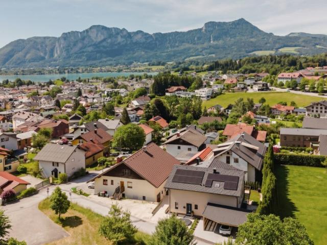 Neu entstandene Doppelhaushälfte. Wo Garten, Ruhe und der Mondsee zum Alltag gehören
