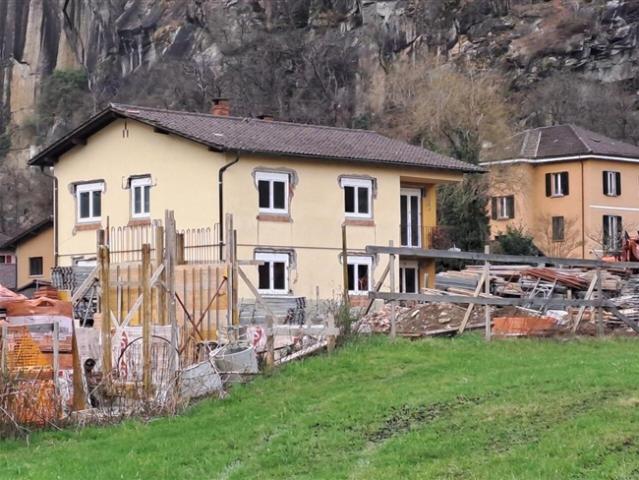 NEU ERNEUERTE ZWEI FAMILIENHAUS
