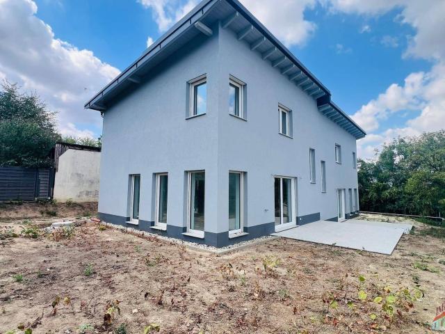 NEU! ERSTBEZUG! Familientraum in Ruhelage mit Eigengarten, PKW Stellplatz und Terrasse