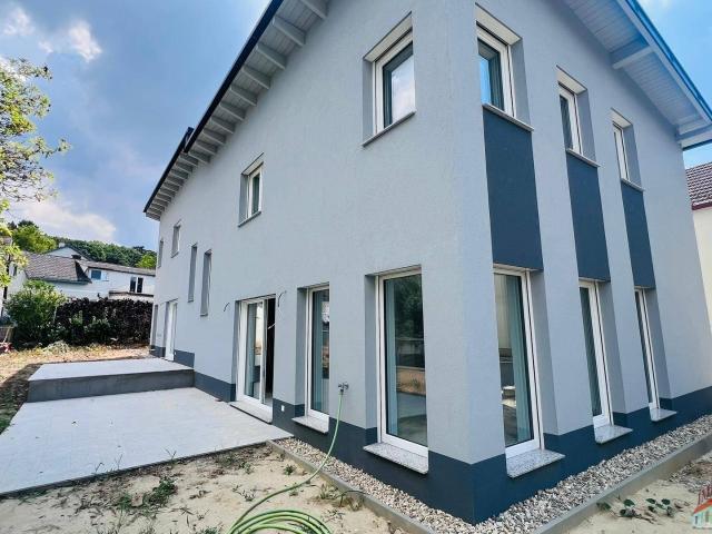 NEU! ERSTBEZUG! Familientraum in Ruhelage mit Eigengarten, PKW Stellplatz und Terrasse