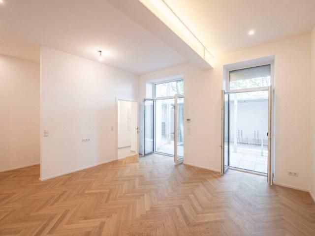 NEU+ ERSTBEZUG: 3 Zimmer Altbau Wohnung mit Freifläche