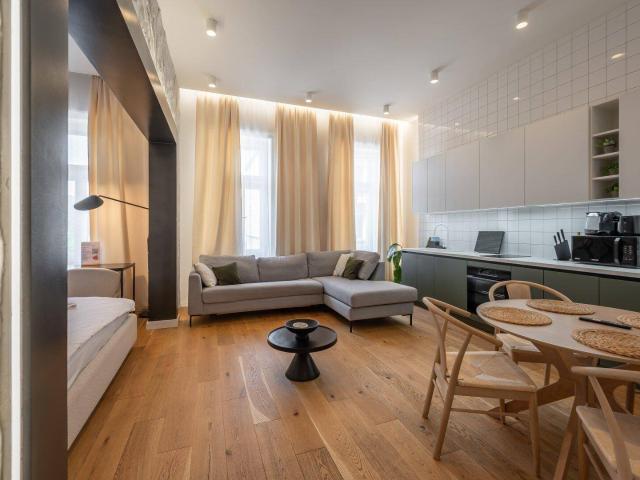 NEU+ Exceptional 2 room Period Apartment in a Prime Location – Fully Furnished