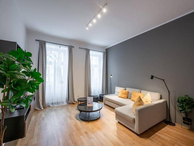 NEU+ Fantastische möblierte 3 Zimmer Altbauwohnung in aufstrebender Lage!