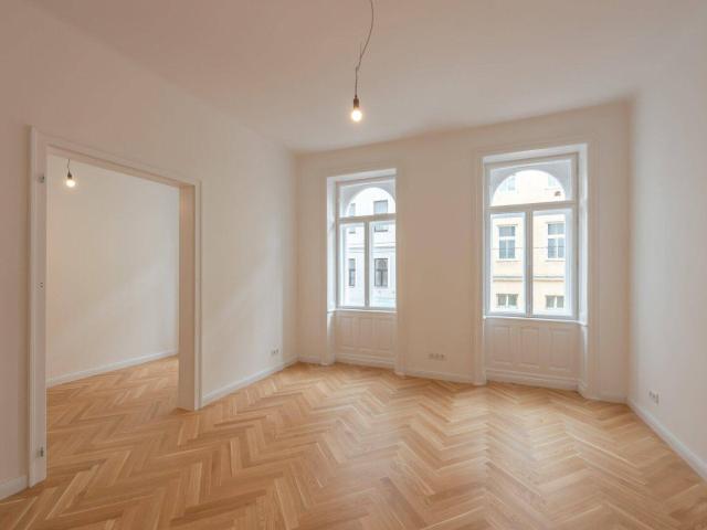 NEU+ Fantastische generalsanierte 2 Zimmer Altbauwohnung mit Garten