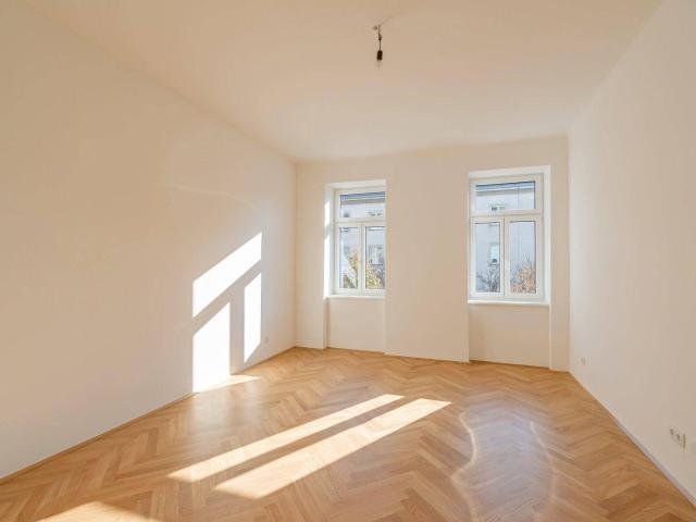 NEU+ fantastische generalsanierte 2 Zimmer Altbauwohnung hofseitig mit Balkon