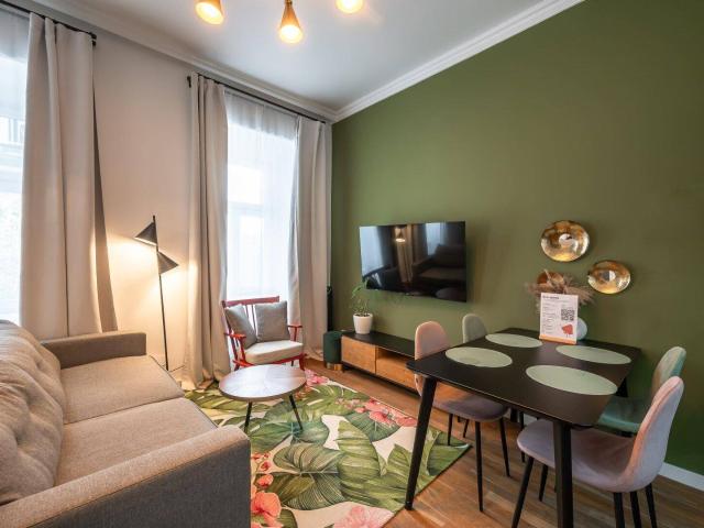 NEU+ Fully Furnished 2 room Period Apartment in a Prime Location!