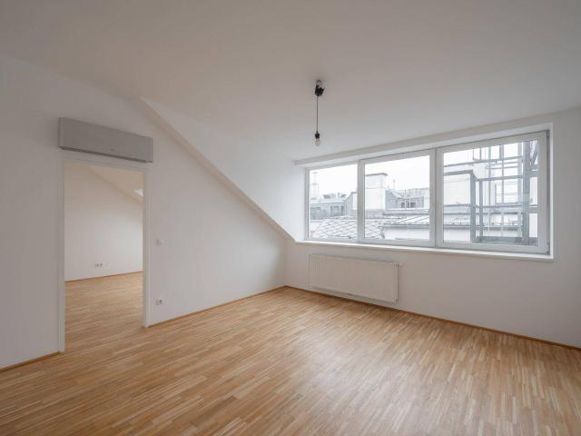 NEU+ Furnished 3 room penthouse with 17 m² terrace, air conditioning and quiet courtyard setting