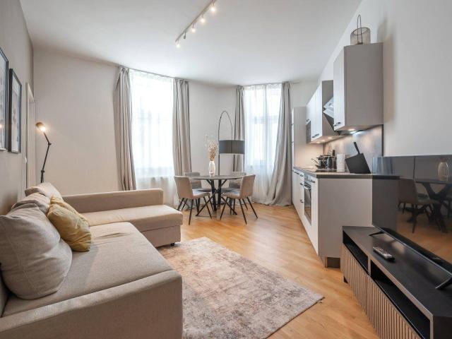 NEU+ Helle und möblierte 2 Zimmer Altbauwohnung in attraktiver Lage