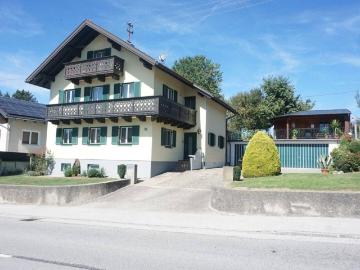 Gepflegtes Wohnhaus mit Mehrfachgarage und gemütlichen Hausgarten