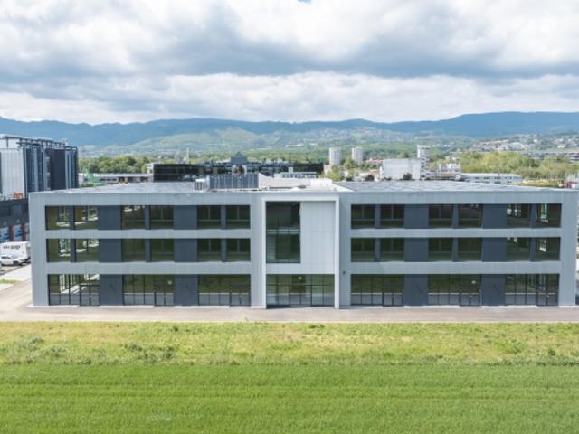 Neu in Gland – Grosses Geschäfts und Industrieareal / 1'200m2