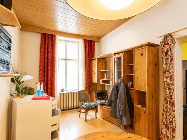 Neu in der Vermarktung: Sanierungsbedürftige 3 Zimmer Wohnung nahe Westbahnhof