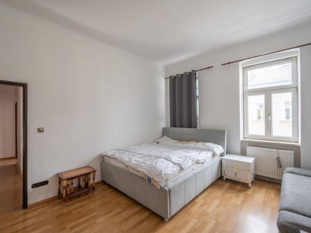 NEU+ Ihr Projekt im Herzen der Stadt – sanierungsbedürftige 3,5 Zimmer Altbauwohnung mit Balkonoption