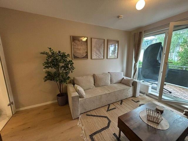 Neu möblierte, frisch renovierte, helle 1 Zi Whg im Hochparterre mit Balkon und neuer Küche