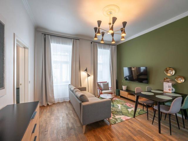 NEU+ Mittendrin und hofseitig! Möblierte 2 Zimmer Altbauwohnung mit 39 m² am Urban Loritz Platz