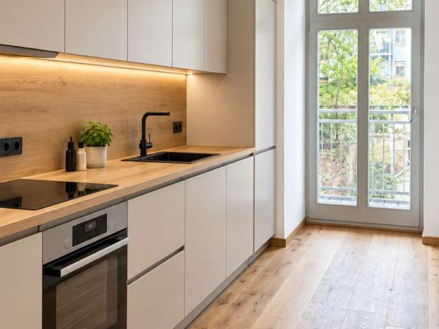 Neu saniert: Moderne 2 Raum Wohnung mit Einbauküche
