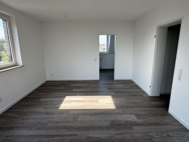 Neu sanierte 3 Zi. DG Wohnung m. Balkon in Rheinnähe