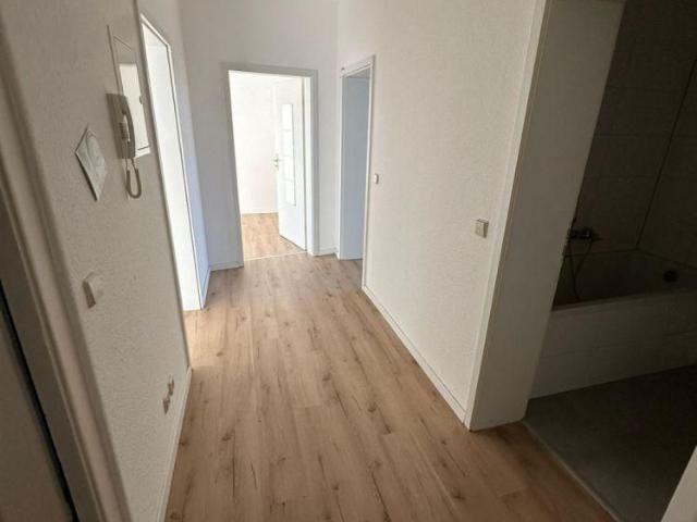 NEU Sanierte 3 Zimmer mit Laminat und Wanne in sehr guter Lage!