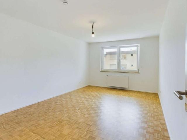 Neu sanierte 3 Zimmer Wohnung mit moderner Küche, Pkw Stellplatz in ruhiger aber zentraler Lage
