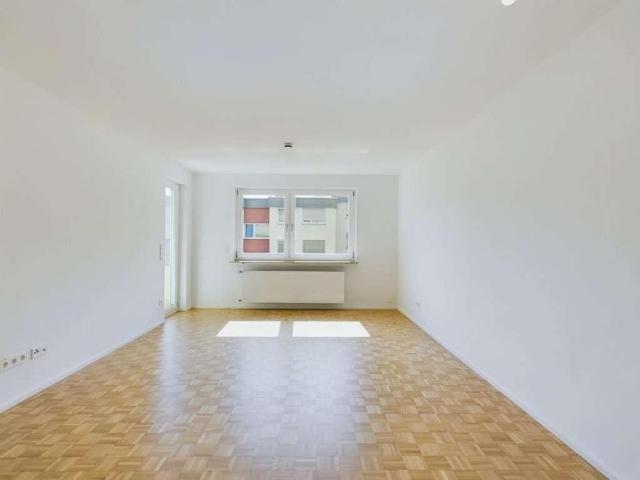 Neu sanierte 3 Zimmer Wohnung mit moderner Küche, Pkw Stellplatz in ruhiger aber zentraler Lage