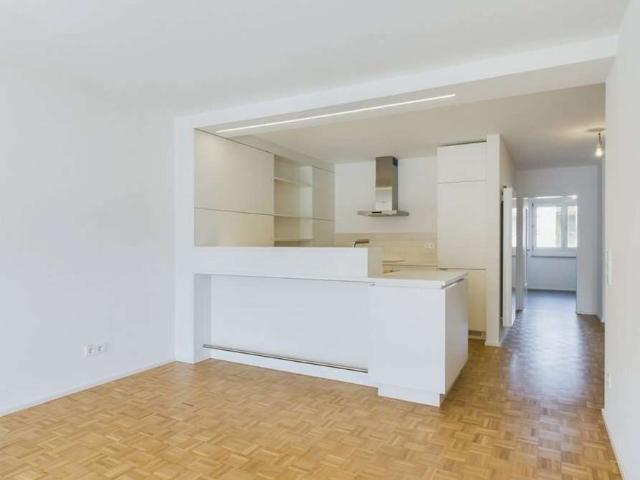 Neu sanierte 3 Zimmer Wohnung mit moderner Küche, Pkw Stellplatz in ruhiger aber zentraler Lage