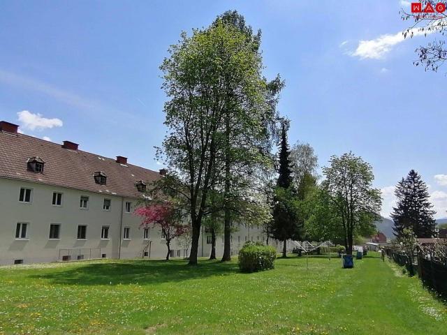 Neu sanierte, 2 Zimmerwohnung mit Balkon und Ausblick ins Grüne!
