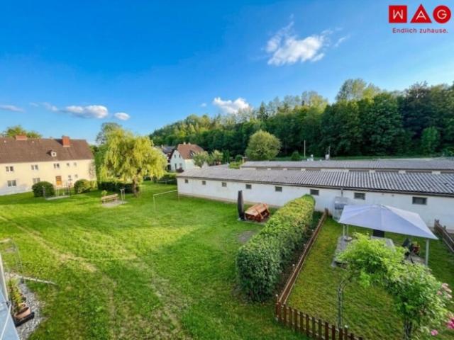 Neu sanierte, 2 Zimmerwohnung mit Balkon und Ausblick ins Grüne!