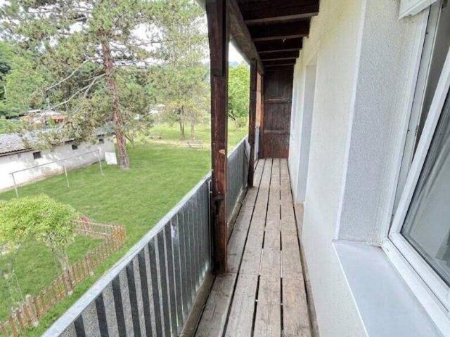 Neu sanierte, 2 Zimmerwohnung mit Balkon und Ausblick ins Grüne!