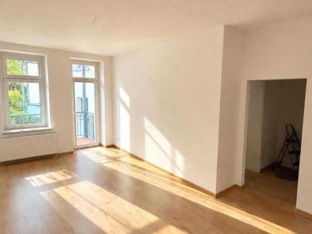 NEU Sanierte 2 Zimmer mit Balkon, Wannenbad und Laminat in zentraler Lage! EBK mgl