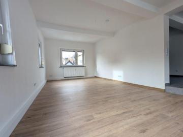 Neu sanierte, helle 2,5 Zimmer Wohnung in Rosbach vor der Höhe