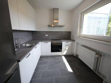 Neu sanierte, moderne Wohnung mit sonnigen Balkon