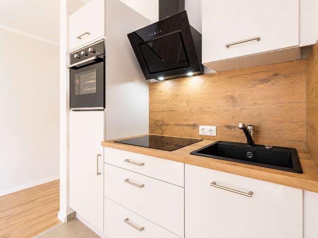 Neu sanierte Maisonette Wohnung * 2 RW * moderne EBK * Balkon * Bad m. Dusche * Abstellraum * SP