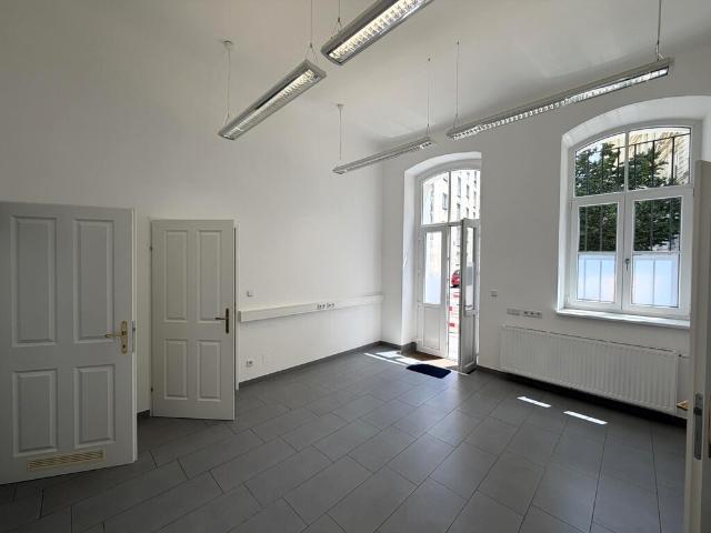 Neu saniertes Geschäftslokal, unbefristet / Newly renovated business premises, unlimited rent /