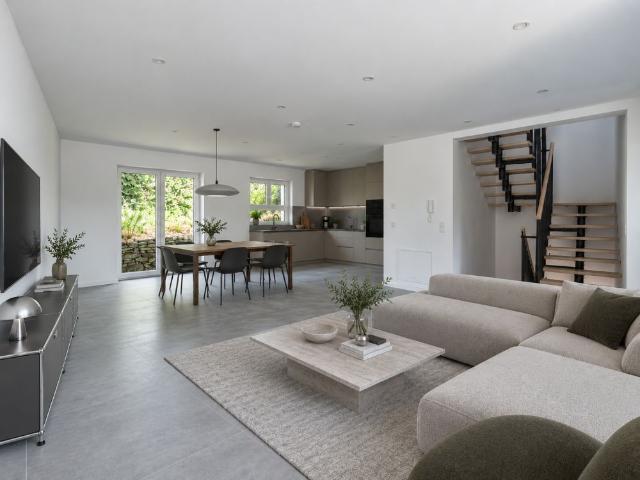 NEU SANIERTES HAUS MIT EBK & TERRASSE & BALKON UND GARAGE !