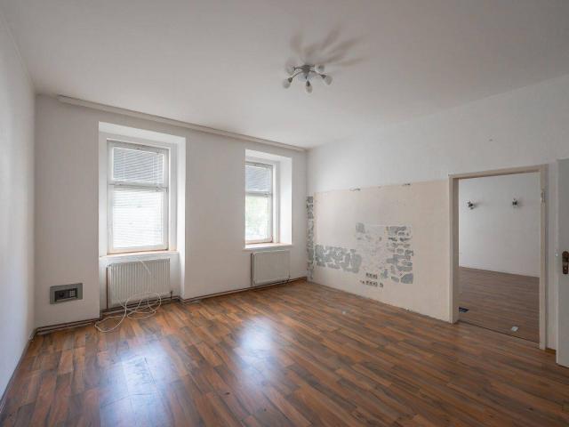 NEU+ Sanierungsbedürftige 3 Zimmer Altbauwohnung in toller Lage mit Balkonbewilligung!