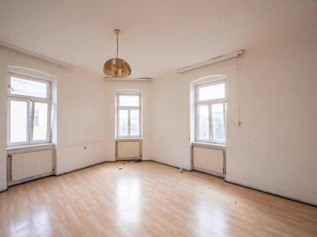 NEU+ sanierungsbedürftige 2,5 Zimmer Altbauwohnung